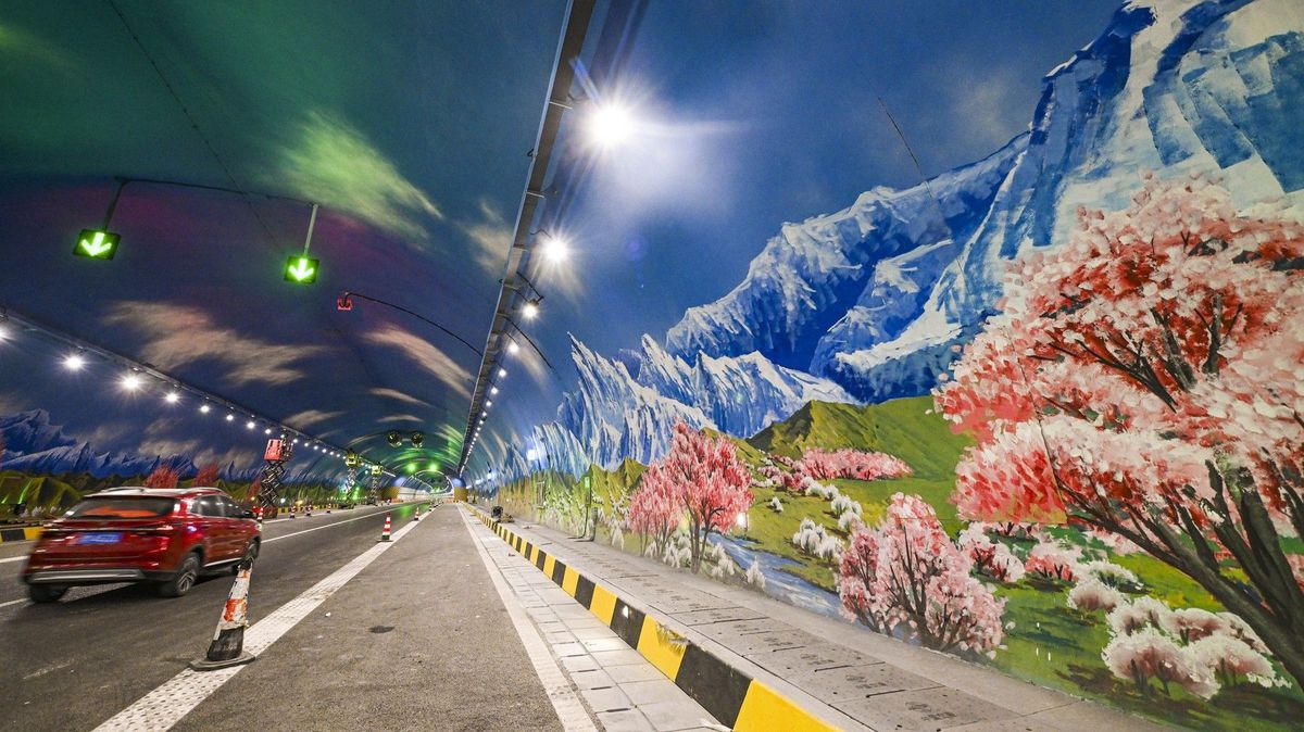 Čína otevřela nejdelší dálniční tunel na světě. Měří 22 kilometrů